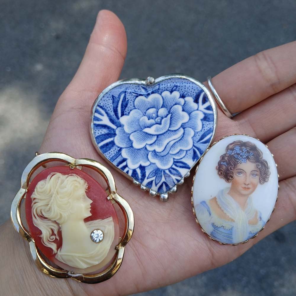 Vintage Brooch Set